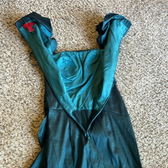 JS Collections Evening Gown Green
Ruffle Embellishment Size 4 - Picture 12 of 13